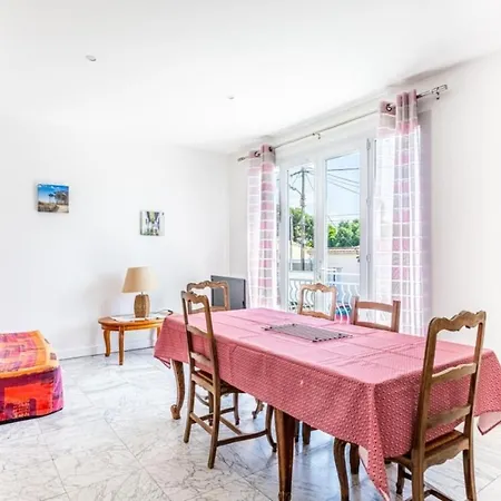 La Girafe Rouge Apartment *